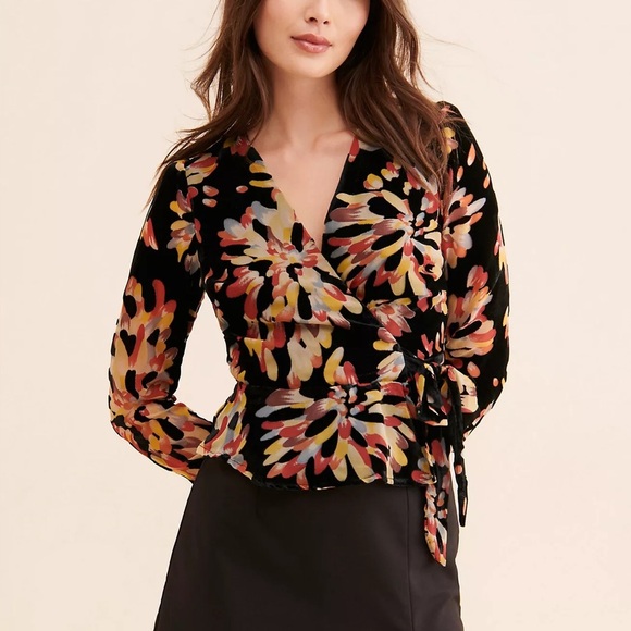 Adelyn Rae Anisse Velvet Wrap Top Black Floral Size XS NWT - Picture 8 of 8